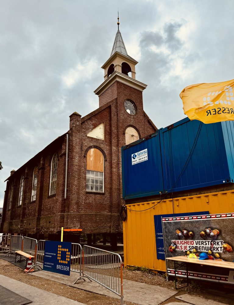 Kerkgebouw Overschild de lucht in